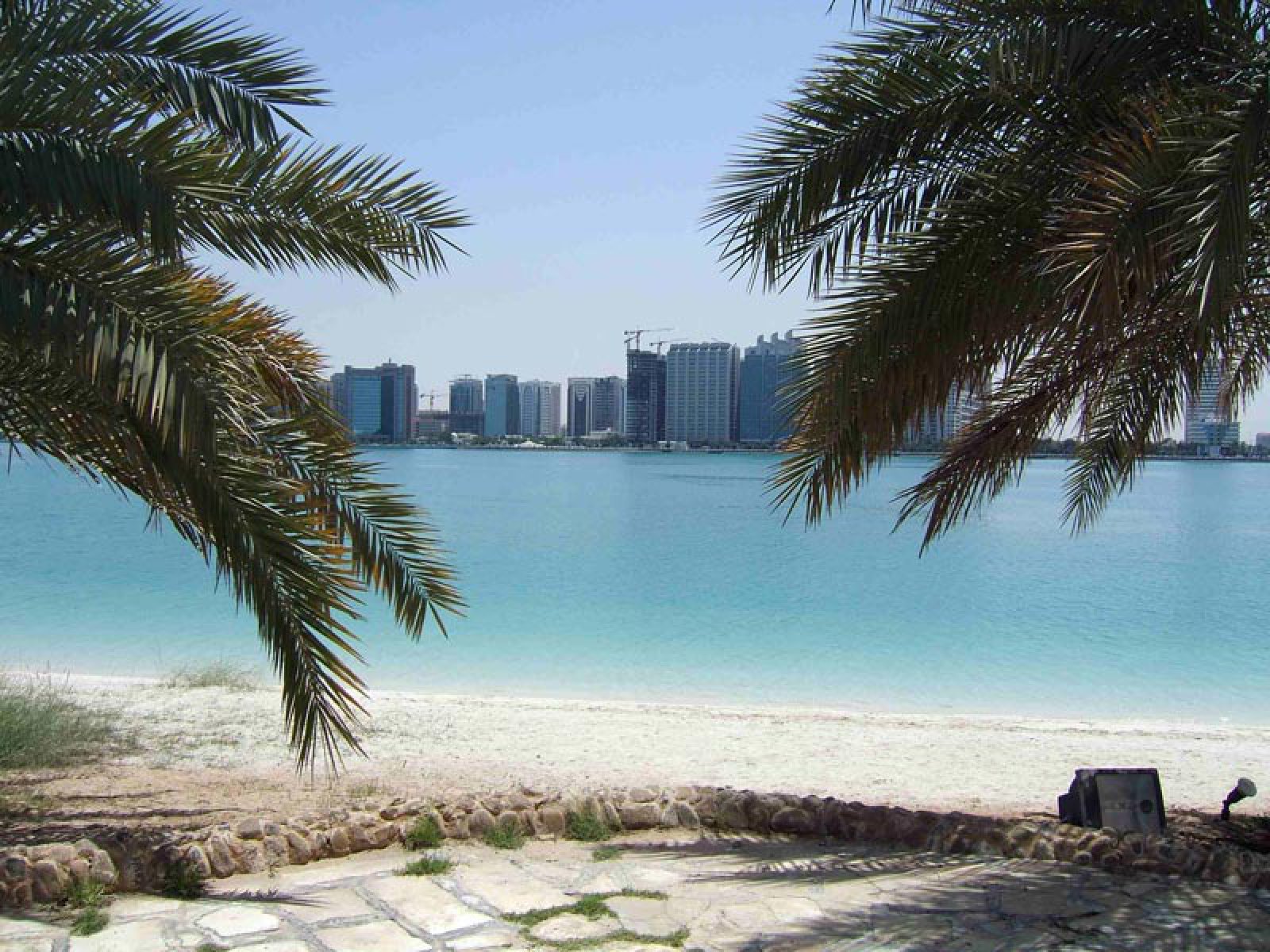 Погода в оаэ сейчас вода. Абу Даби климат. Объединённые арабские эмираты климат. Абу Даби море. Абу Даби пляжи.